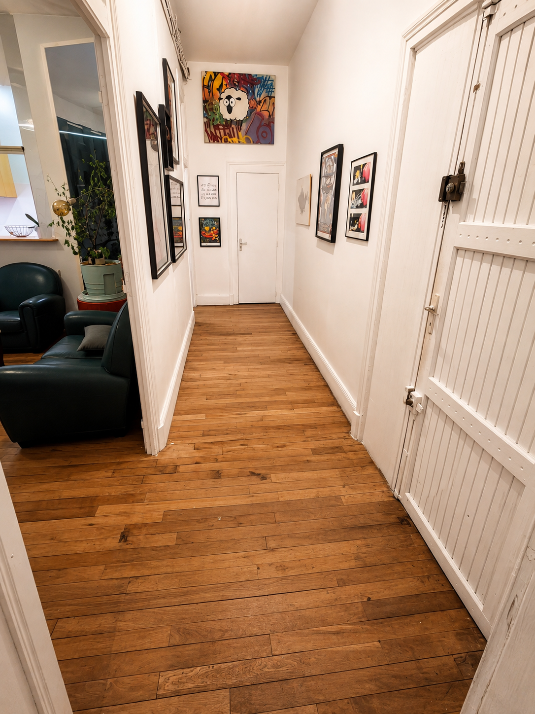 Couloir et œuvres de l’Art BnB