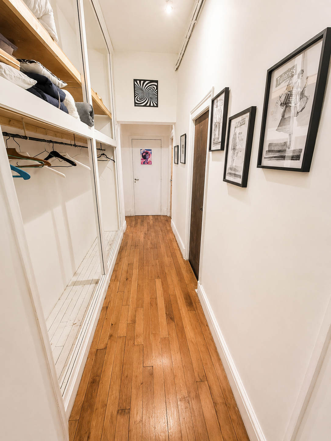 Dressing et couloir de l’Art BnB