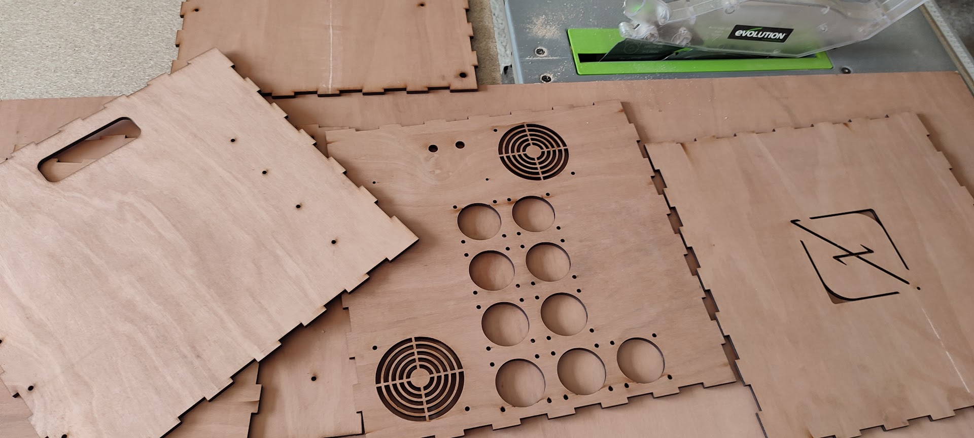 Pièces découpées en bois